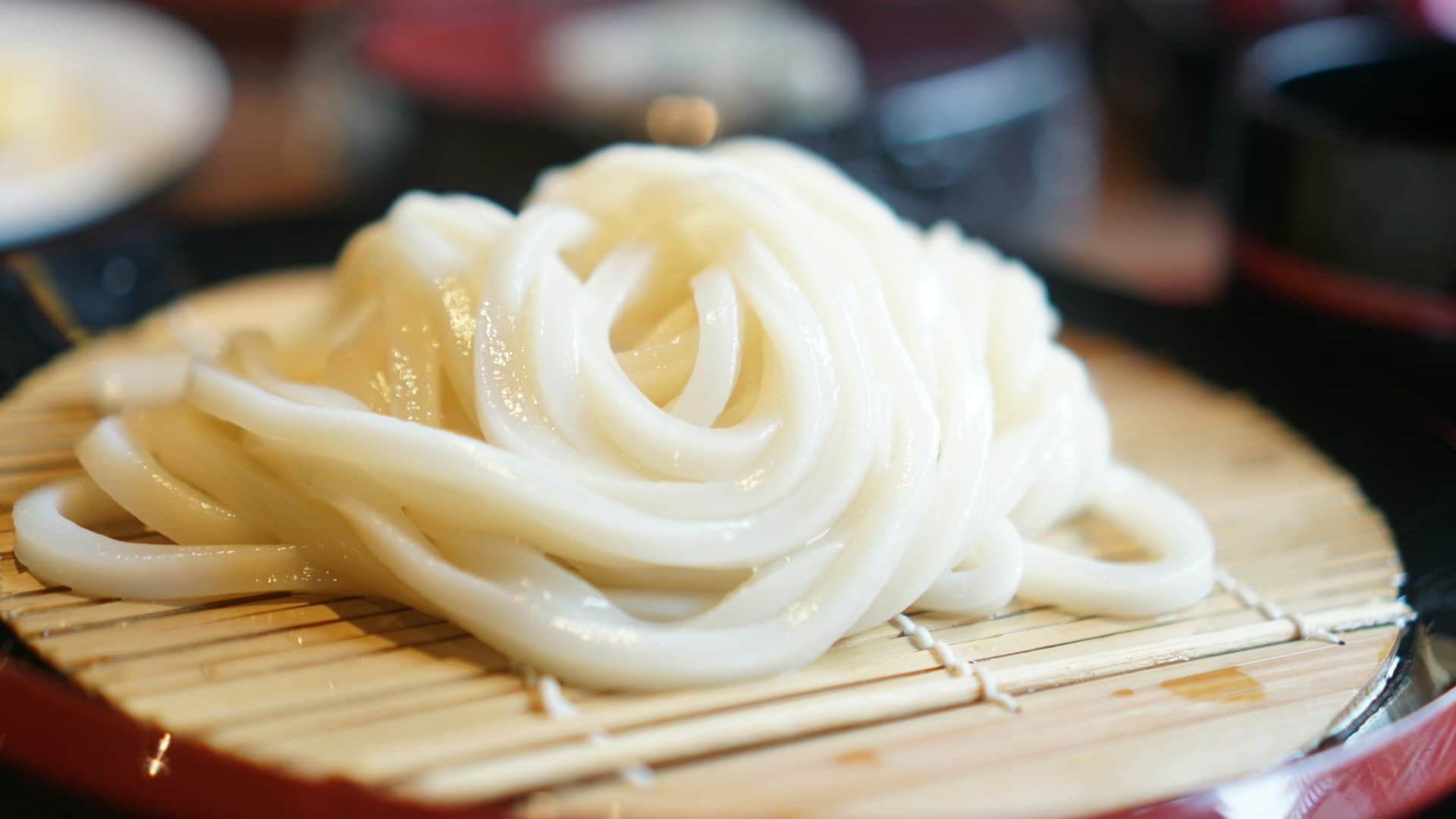 竹簾に盛られたうどんの一皿 (※イメージ写真)