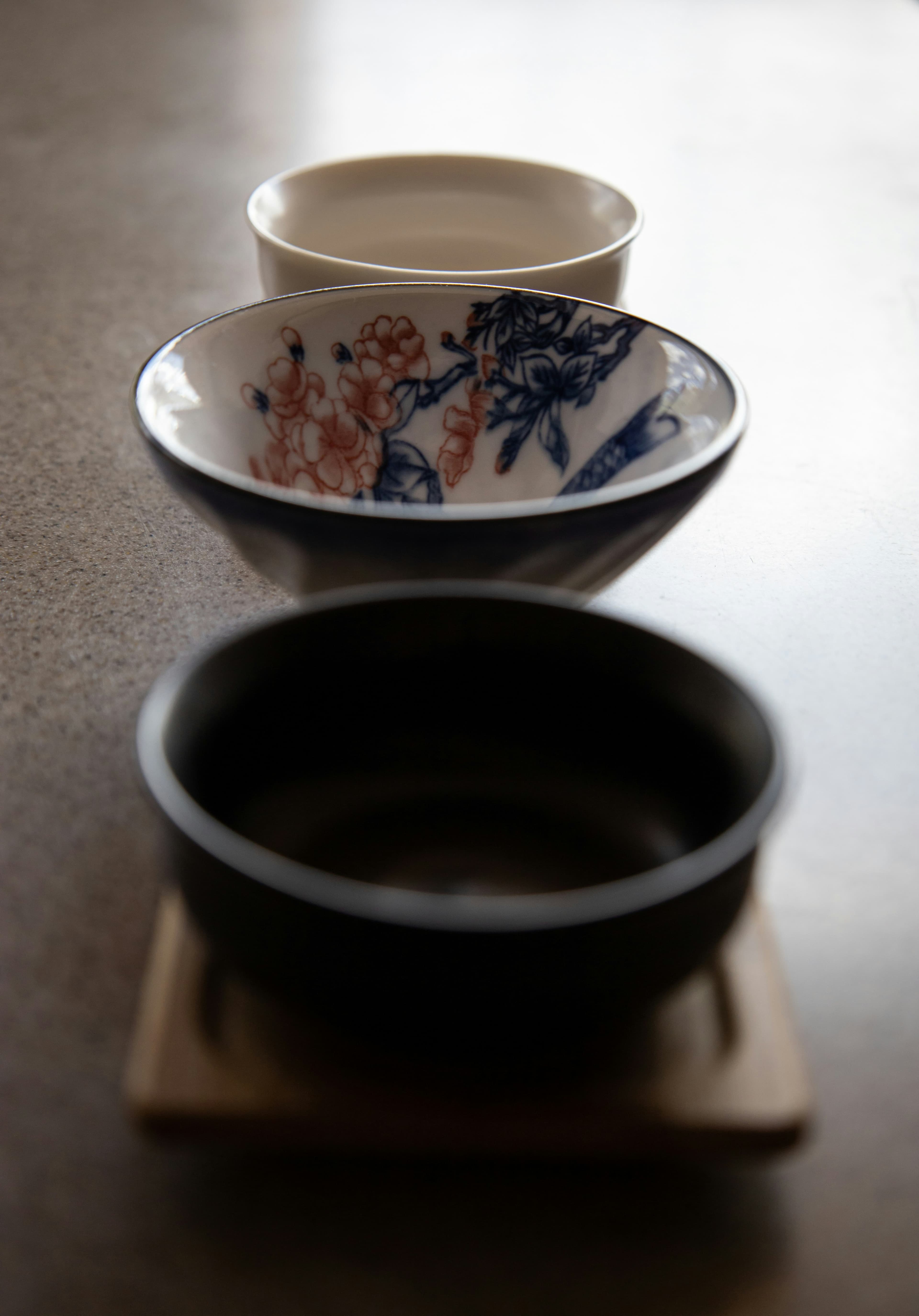 落ち着いた小料理屋の食卓 (※イメージ写真)