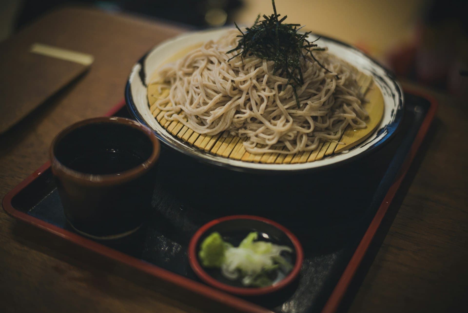 海苔をのせたざるそばと薬味、つゆの一膳 (※イメージ写真)