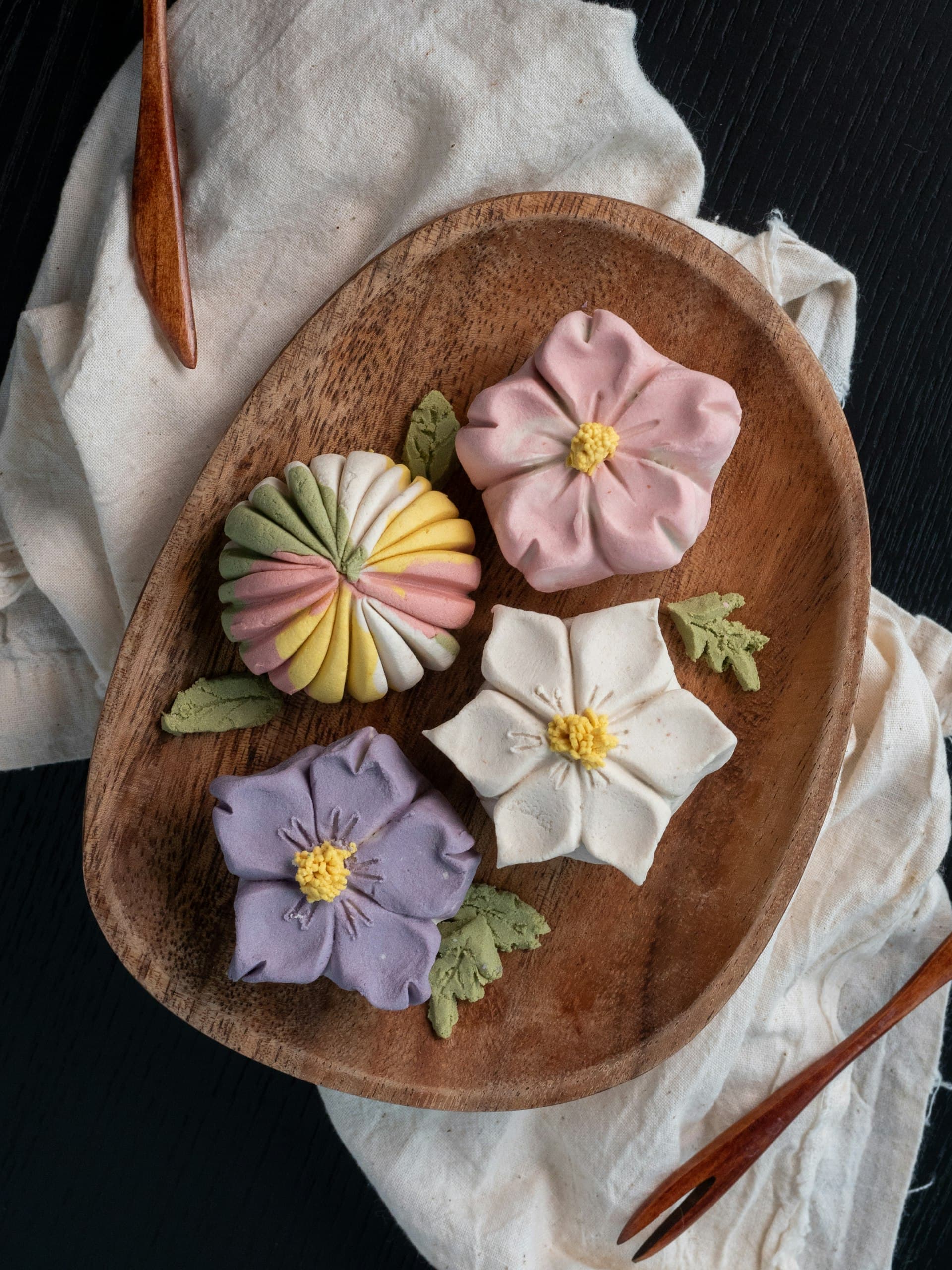 木の皿に並ぶ花の形の上生菓子 (※イメージ写真)