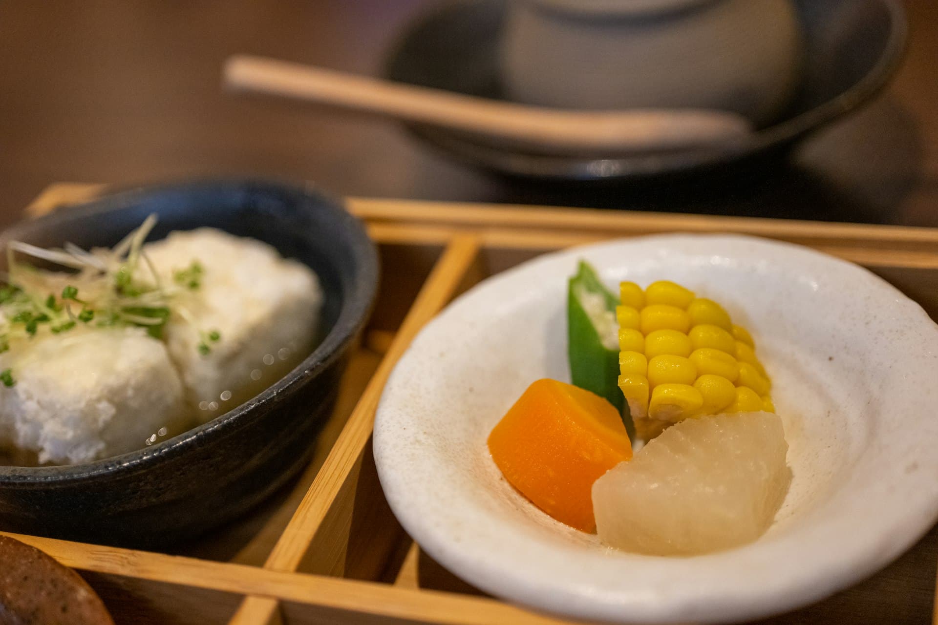 自家製豆腐と季節野菜の炊き合わせを盛った小鉢 (※イメージ写真)