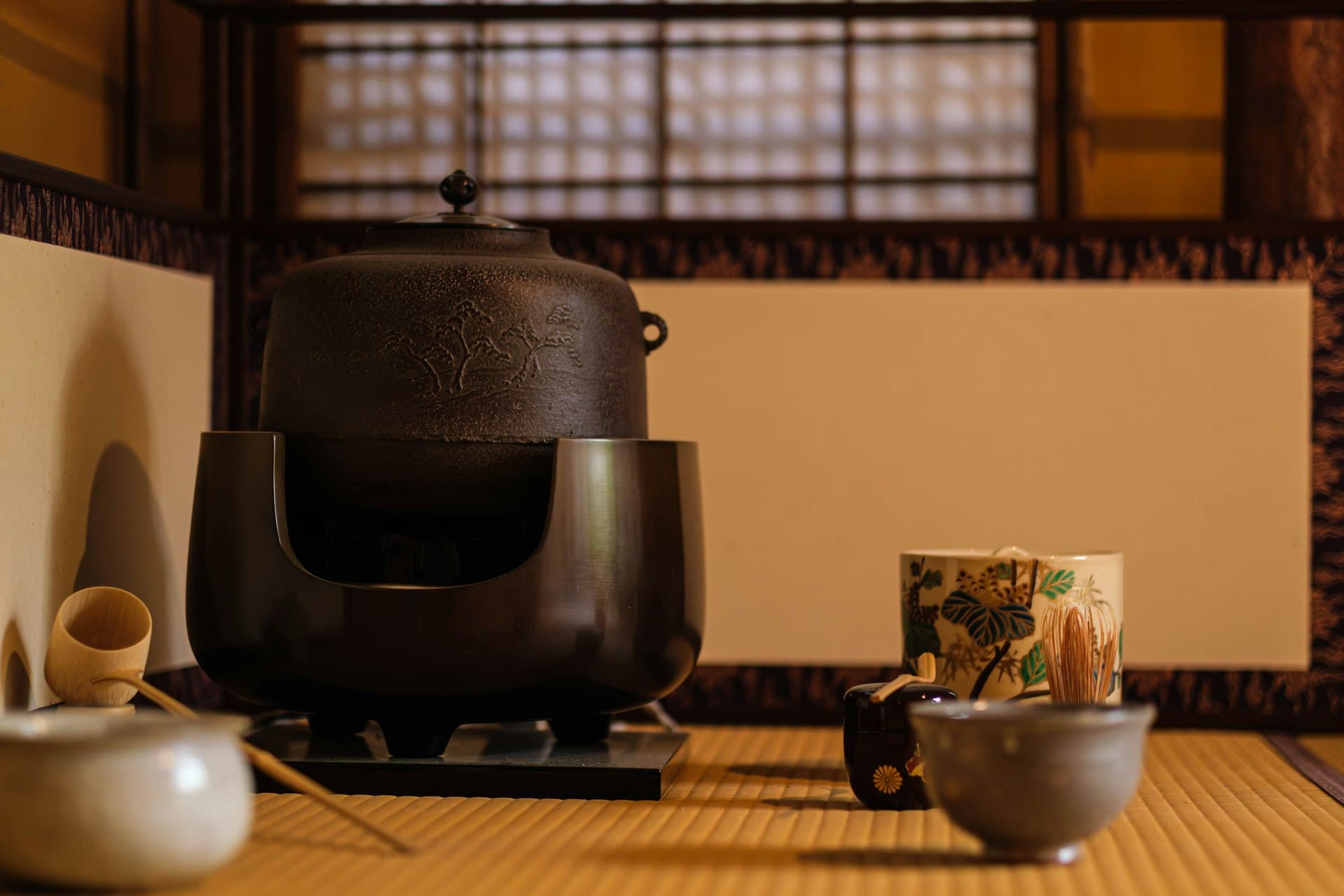 茶釜と茶碗が静かに並ぶ畳敷きの茶室 (※イメージ写真)