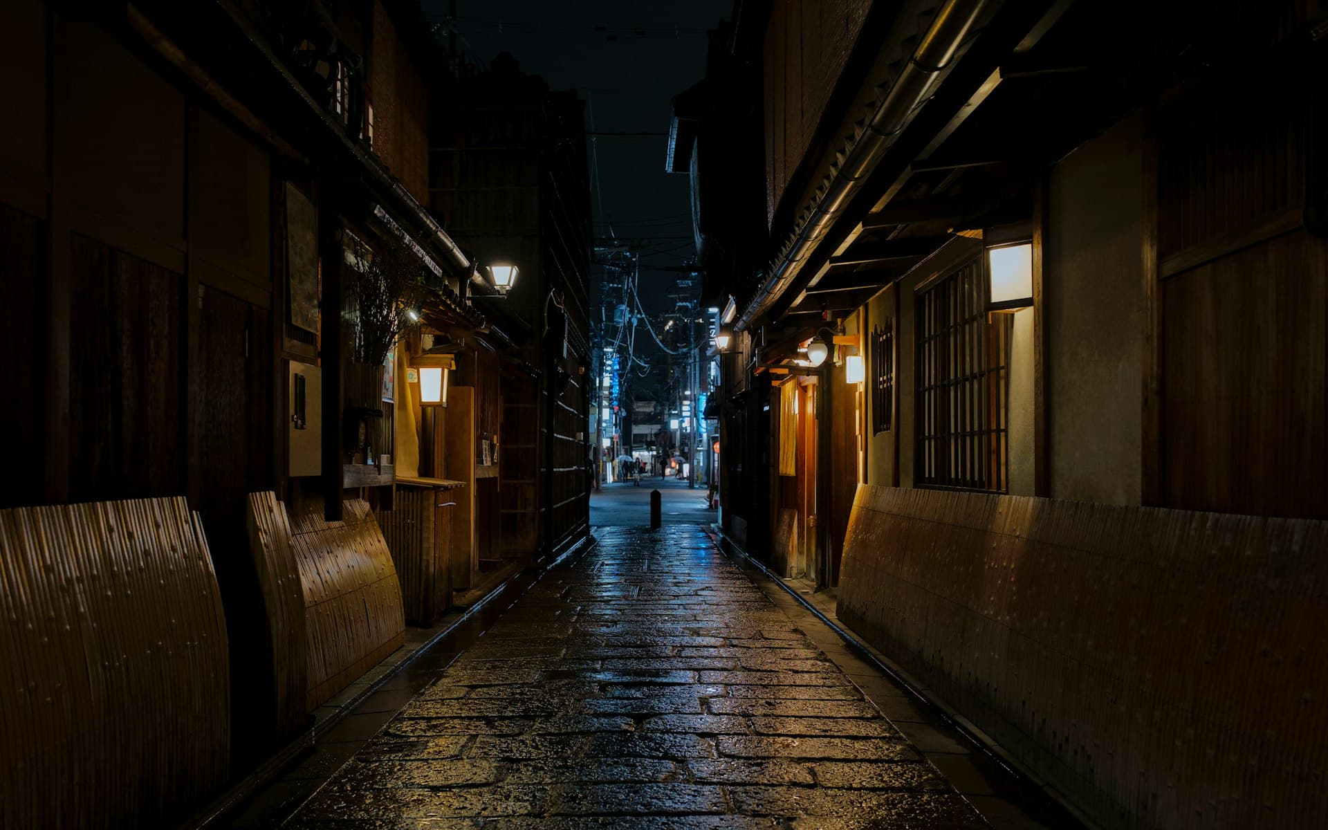 雨に濡れた石畳と提灯が灯る京都の夜の路地 (※イメージ写真)