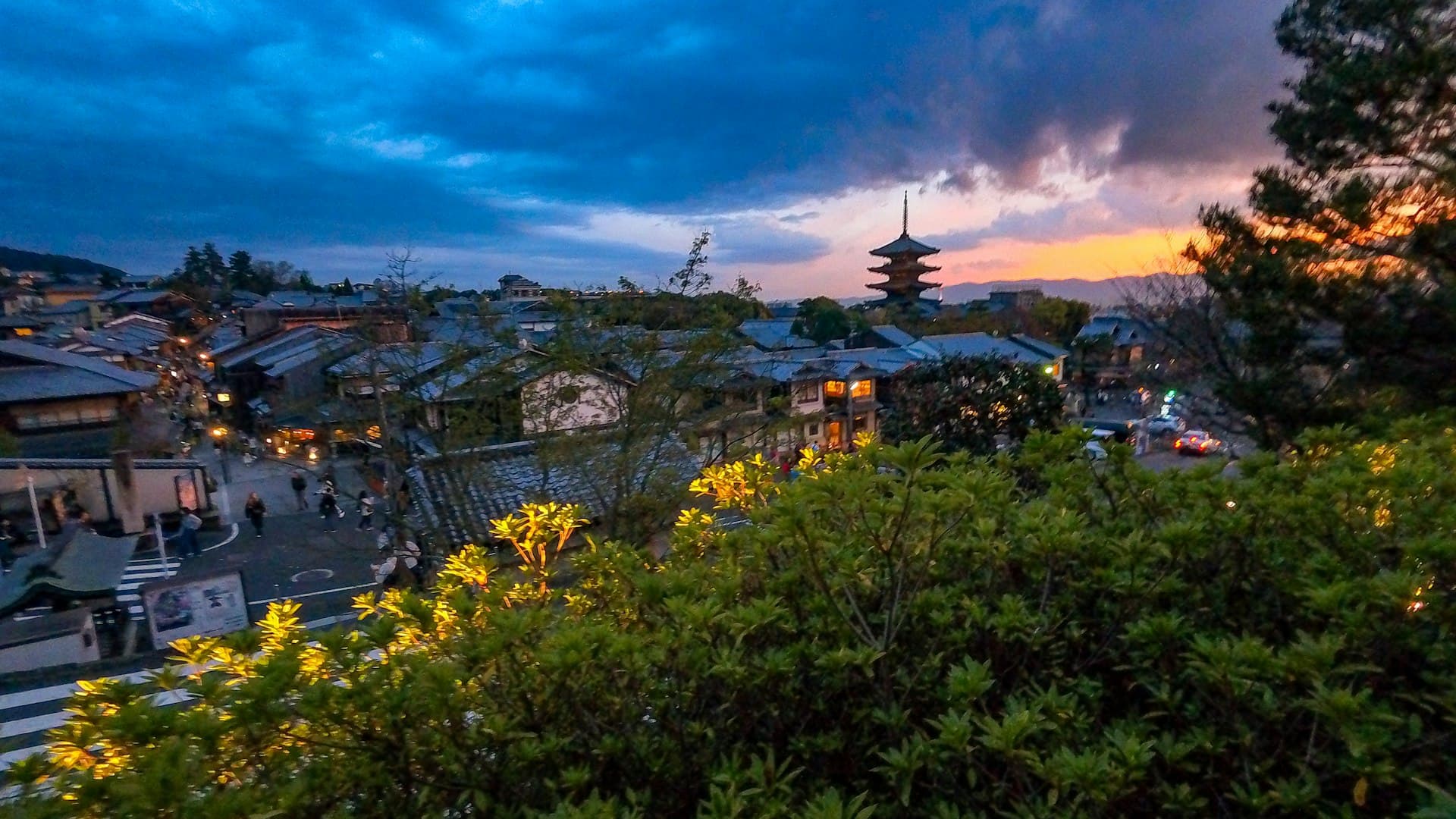 八坂の塔がそびえる京都・東山の夕暮れの街並み (※イメージ写真)