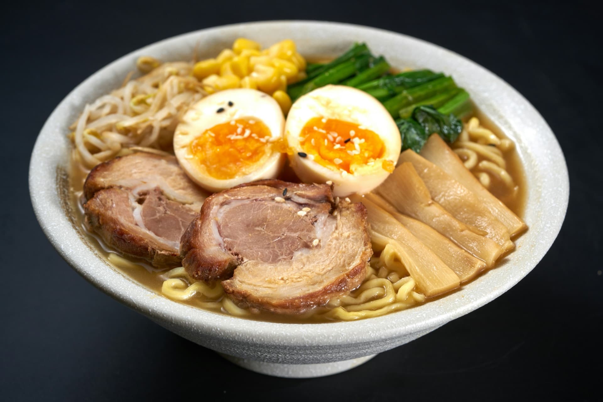 醤油ラーメンの一杯。チャーシュー・味玉・メンマ・もやし・青菜をのせている (※イメージ写真)